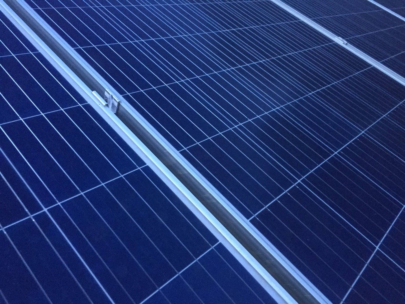 Primo piano di una sezione di impianto fotovoltaico su tetto spiovente