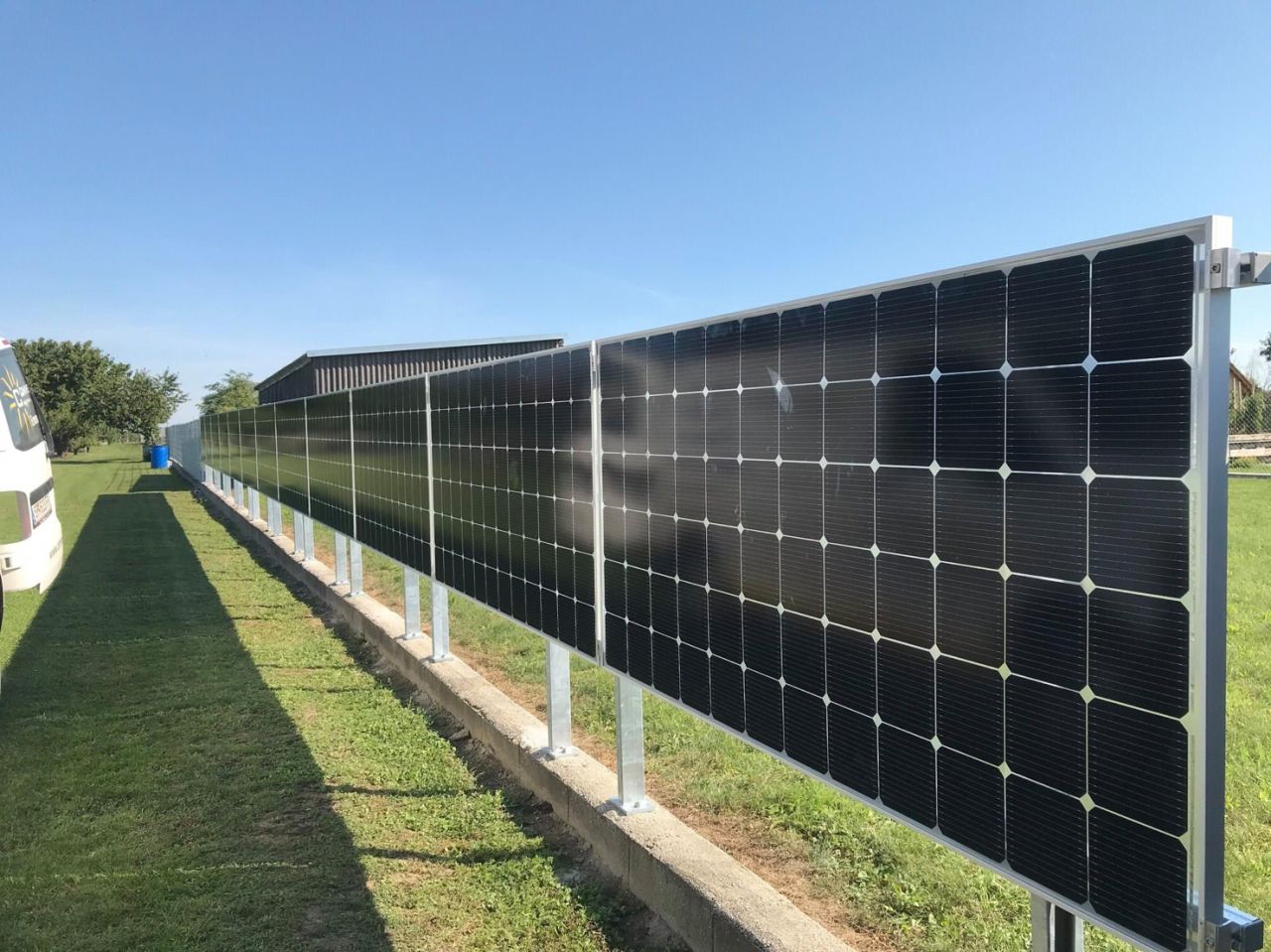 Pannelli fotovoltaici bifacciali su campo verde